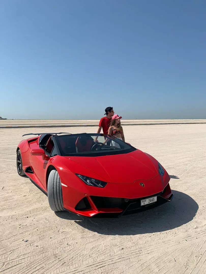 Viajante em Dubai, imagem usada para reforcar autoridade e vivencia real de viagem da Sonni Viaja.