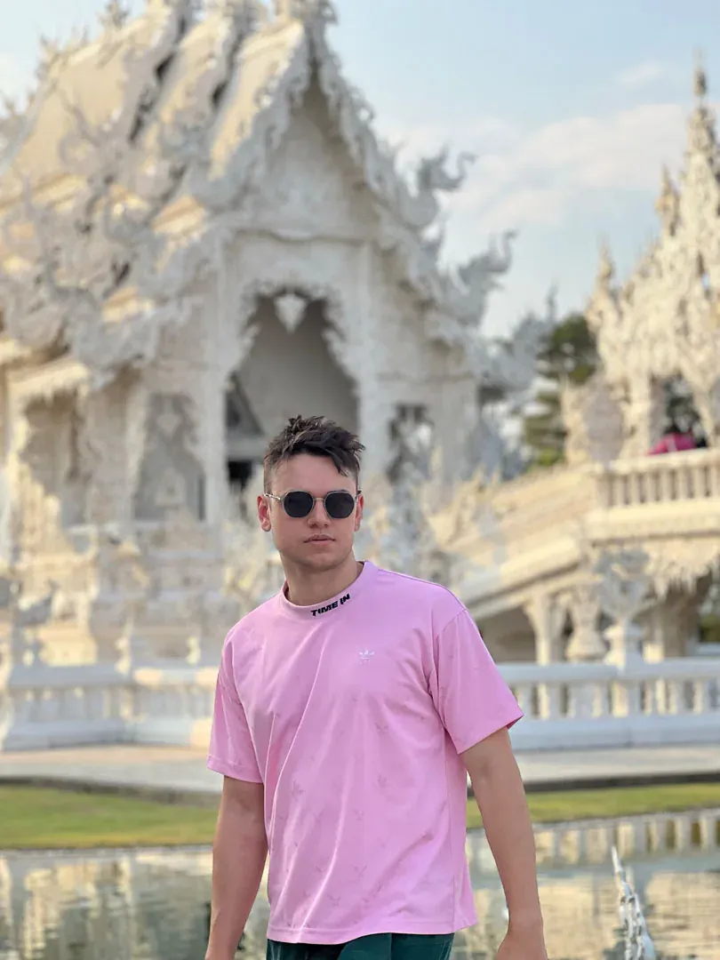 Viajante na Tailandia em um momento imersivo, representando a experiencia curada pela Sonni Viaja.